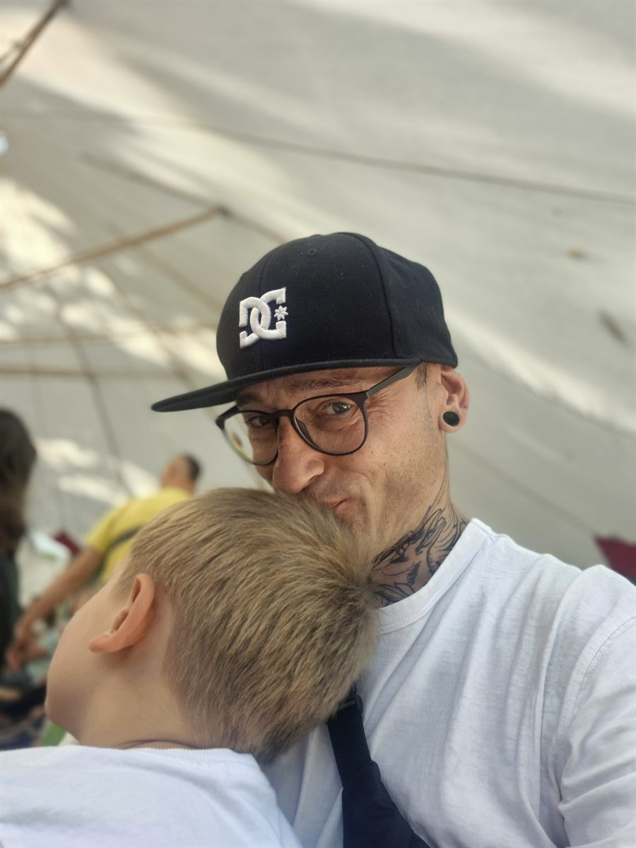 Patrick mit seinem Sohn, von hinten